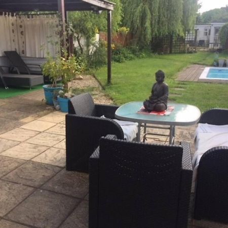 מיידנהד Modern Bungalow With Private Swimming Pool מראה חיצוני תמונה