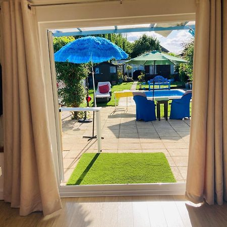 מיידנהד Modern Bungalow With Private Swimming Pool מראה חיצוני תמונה